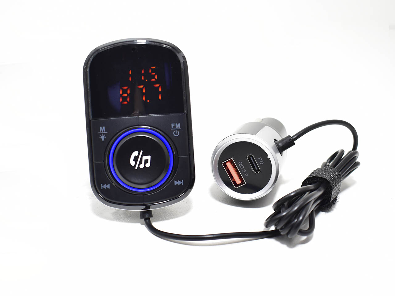 Transmisor FM Bluetooth* con noise cancelling, cargador